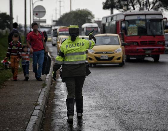 Supuesto abogado de la Contraloría insultó a patrullera de tránsito por una multa