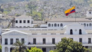 Situación política en Ecuador: El precio de «descorreizar» al país
