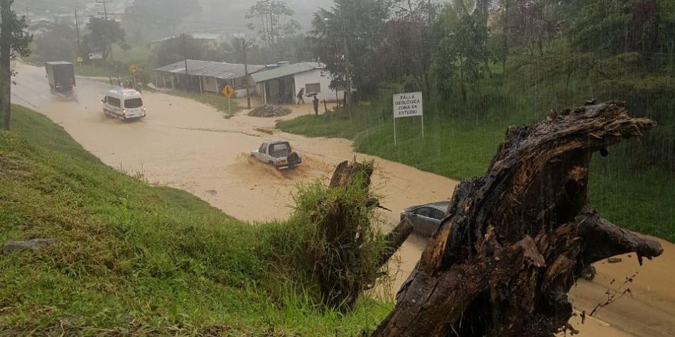 Hay inundaciones por lluvias en la vía Silvania- Bogotá