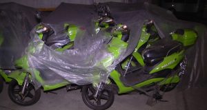 Las bicicletas que compró para la Policía un alcalde local de Antonio Nariño, en Bogotá, incluyeron bicicletas eléctricas que en sus pedales tienen ositos coala, como las de juguete.  ¡Qué Tal Esto!
