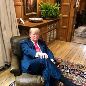 El presidente Donald Trump se sienta en la silla de Winston Churchill