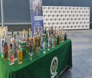 Bogotá: Hallan centro clandestino con miles de botellas para licor adulterado