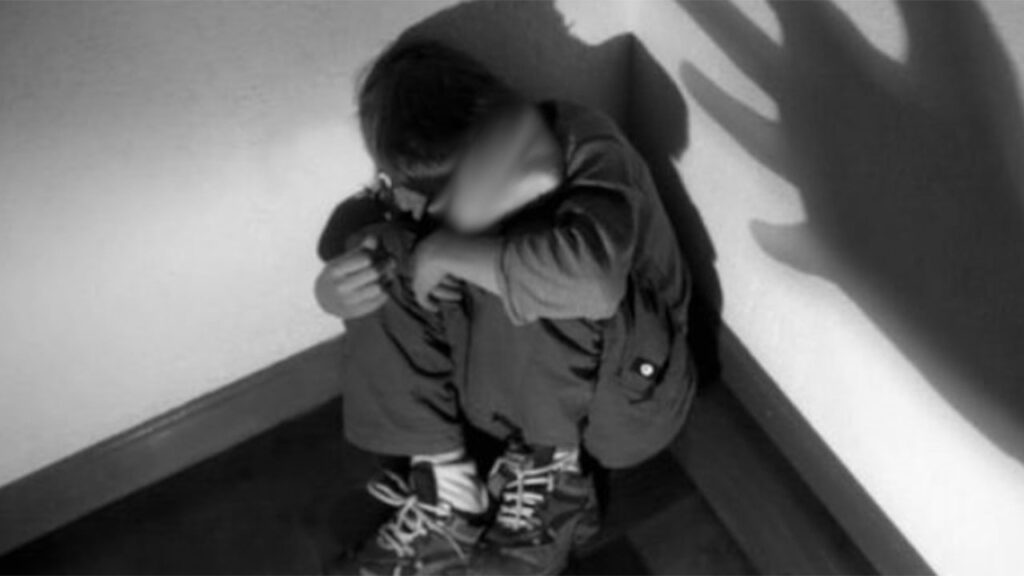 Condenan a 30 años de prisión a un hombre que agredió sexualmente a sus tres hijo