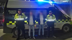 ¡Raponazo frustrado! Capturan a dos hombres tras robo de celular en TransMilenio