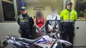 ¡Se les acabó la racha! Capturan a hombre con 12 antecedentes y a su cómplice tras atraco armado en Bogotá