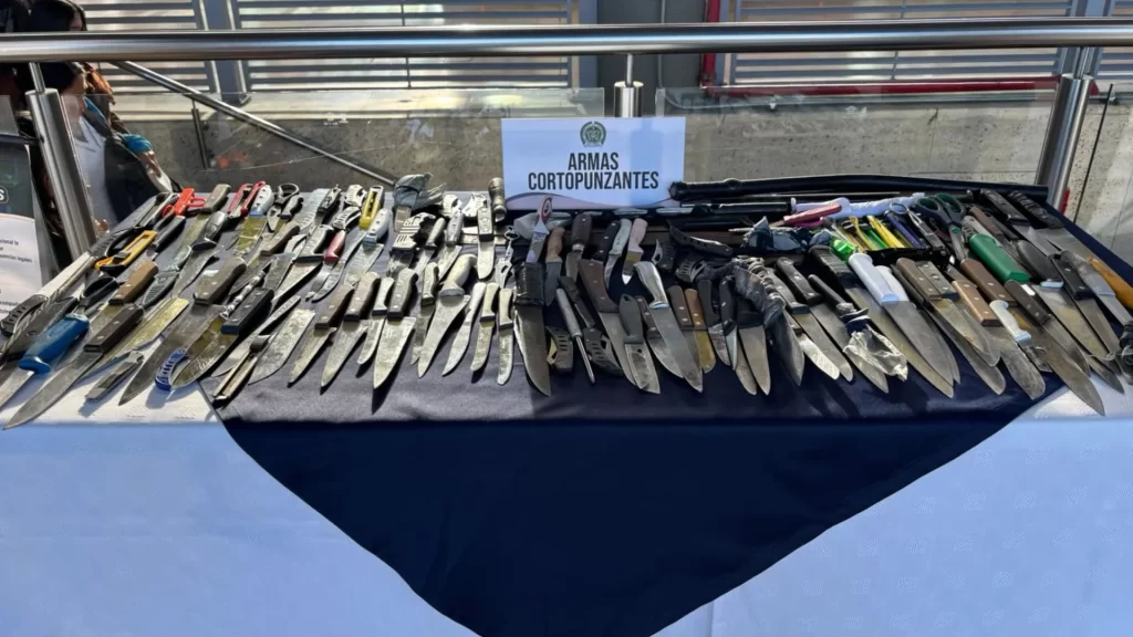 ¡Fuerte intervención en TransMilenio! Policía incautó cerca de 50 armas blancas en una sola jornada