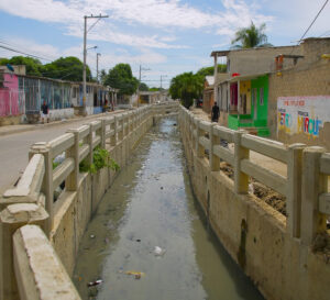 Milagro en Soledad: Rescatan con vida a menor de edad arrastrado por el arroyo El Salao